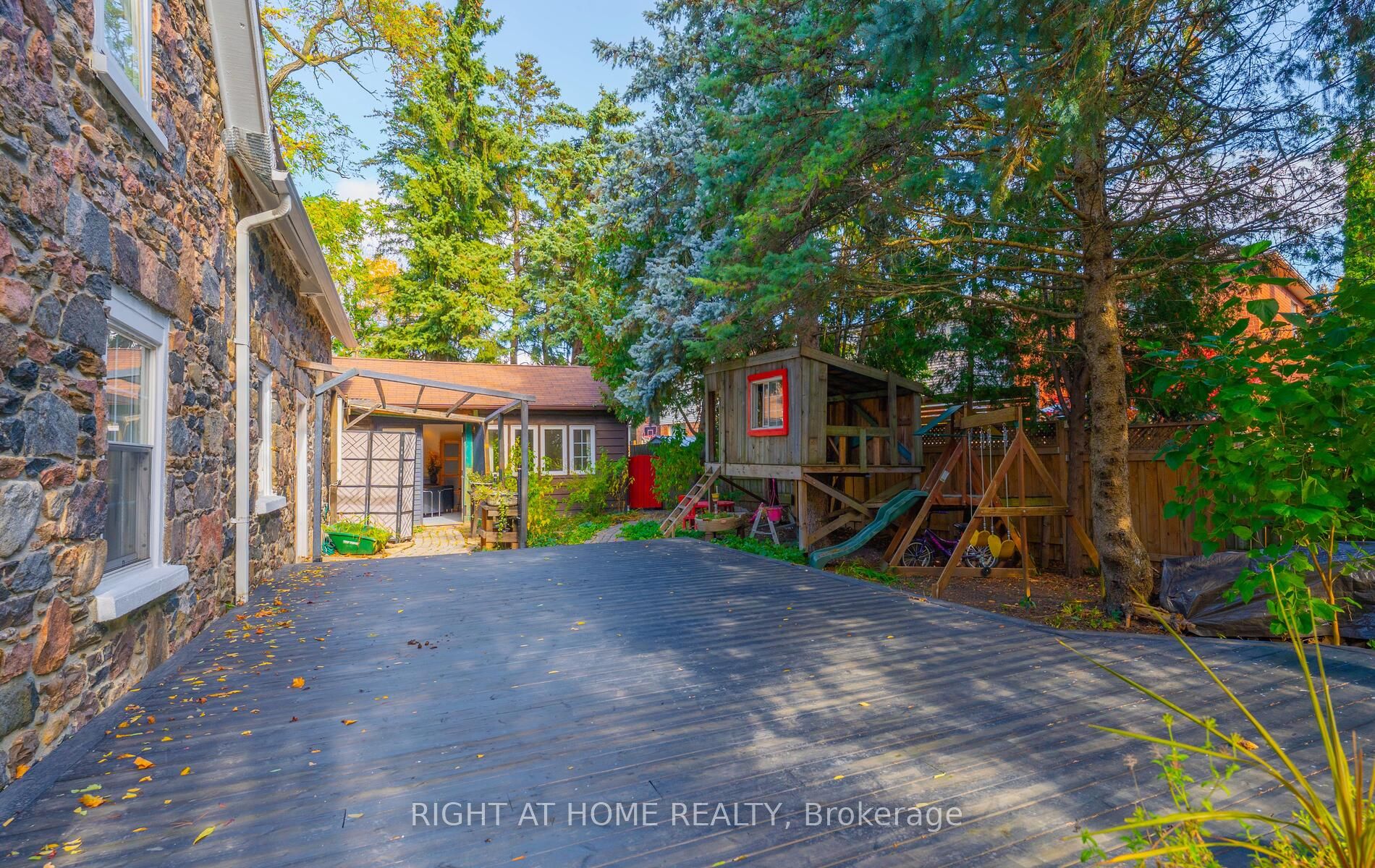 2319 Wildwood Cres