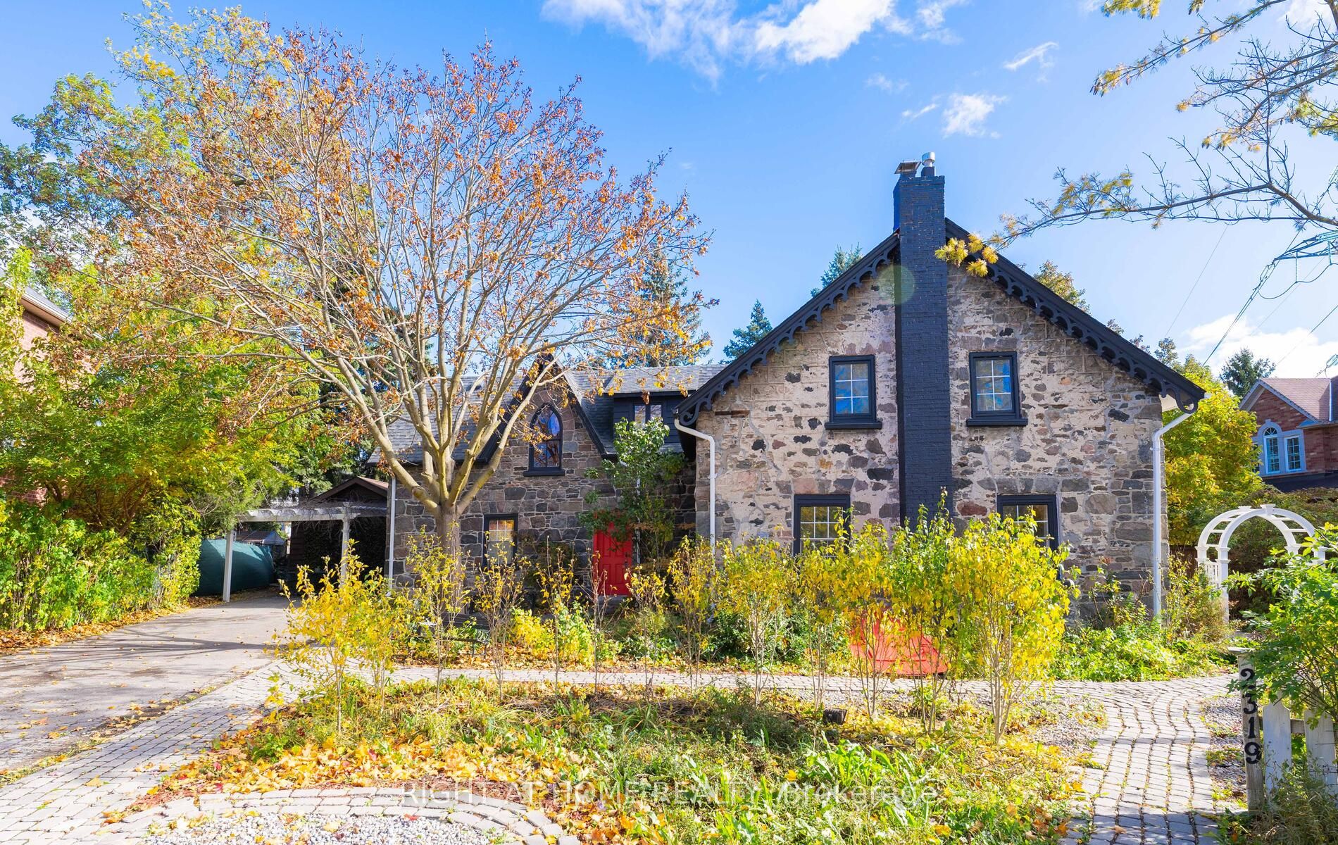 2319 Wildwood Cres
