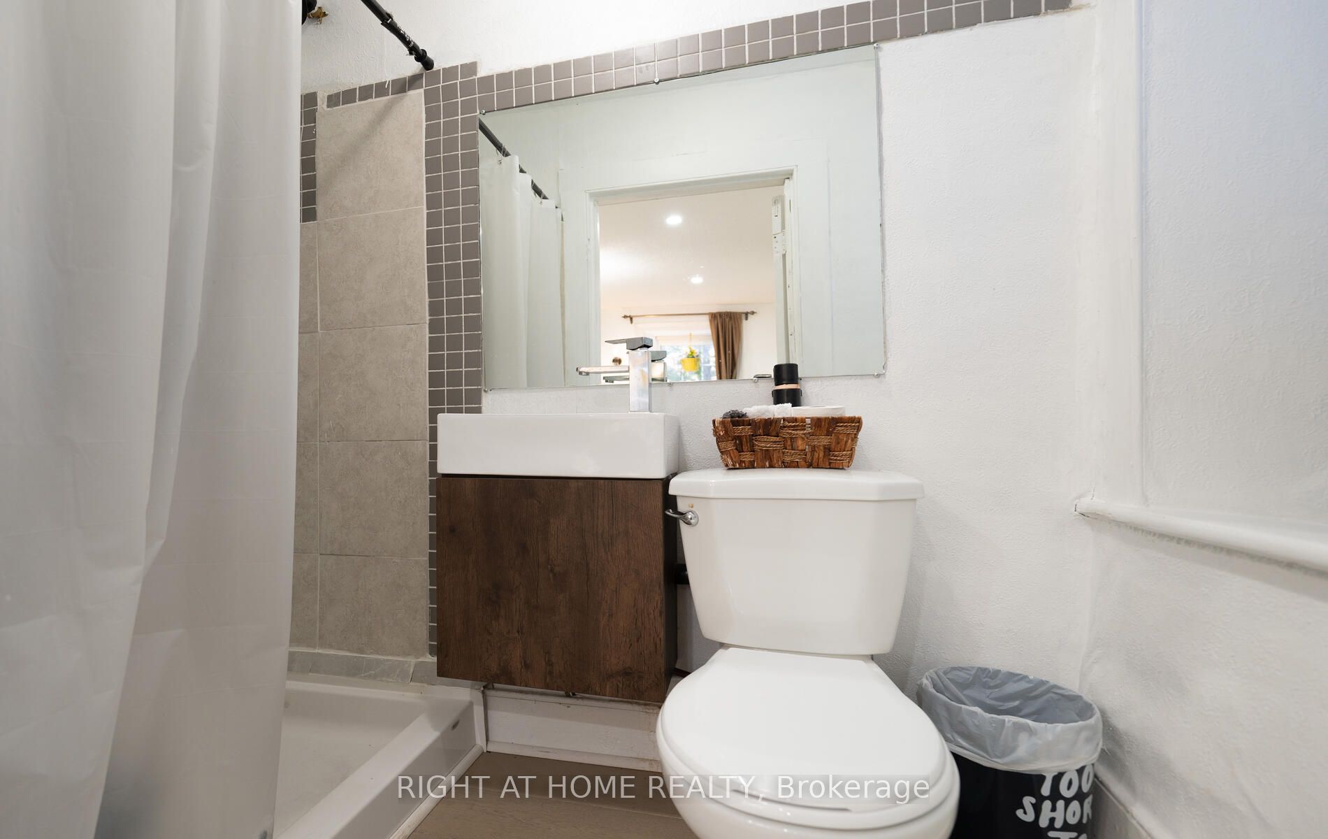 2319 Wildwood Cres