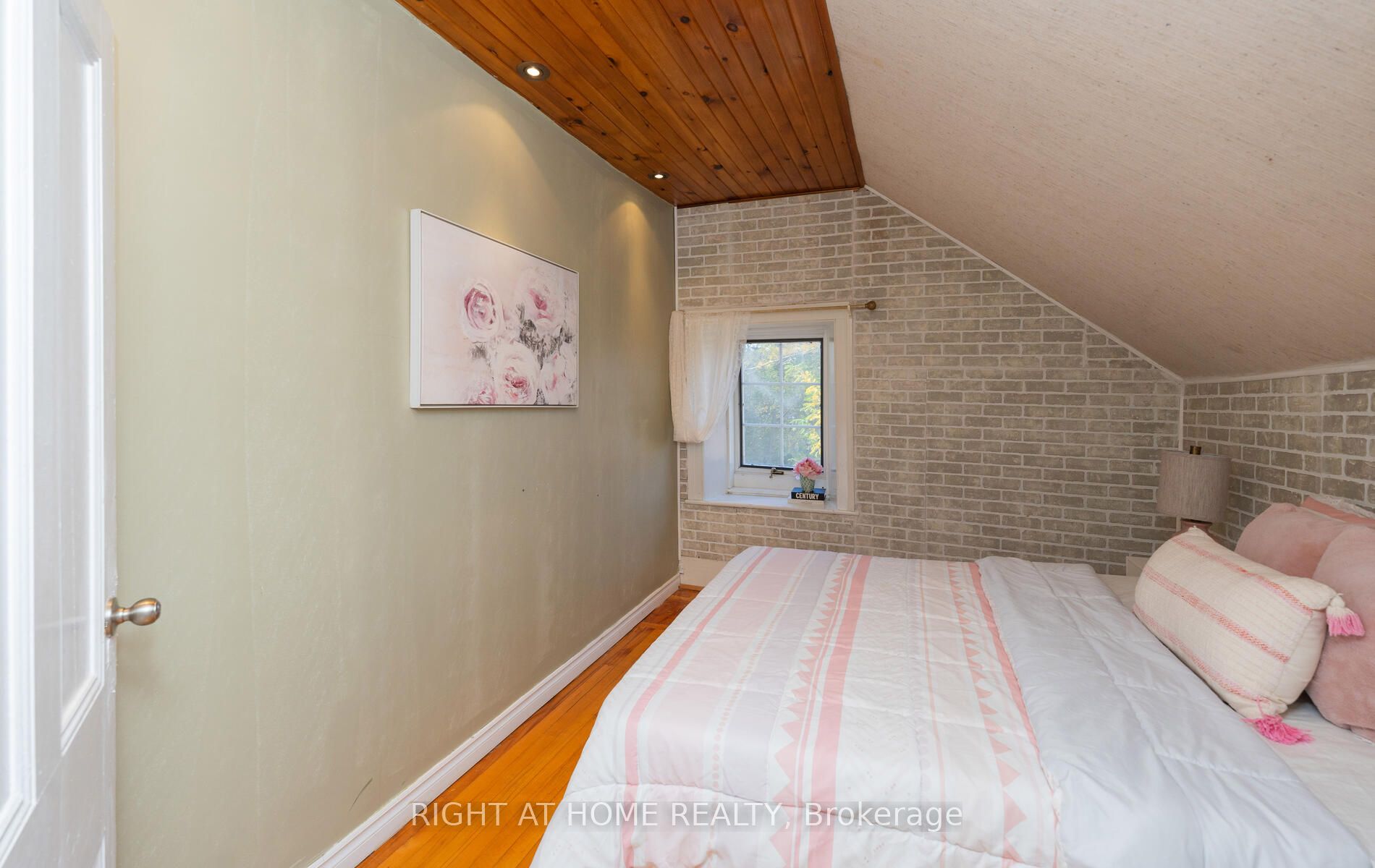 2319 Wildwood Cres