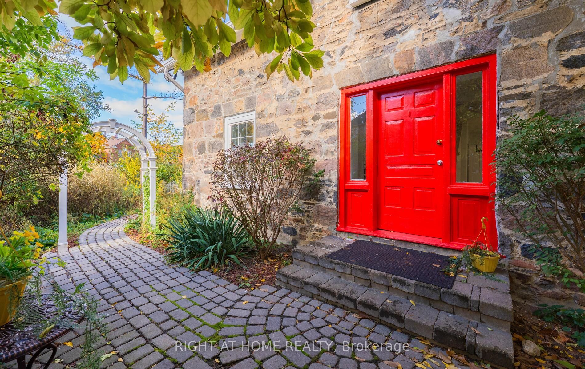 2319 Wildwood Cres