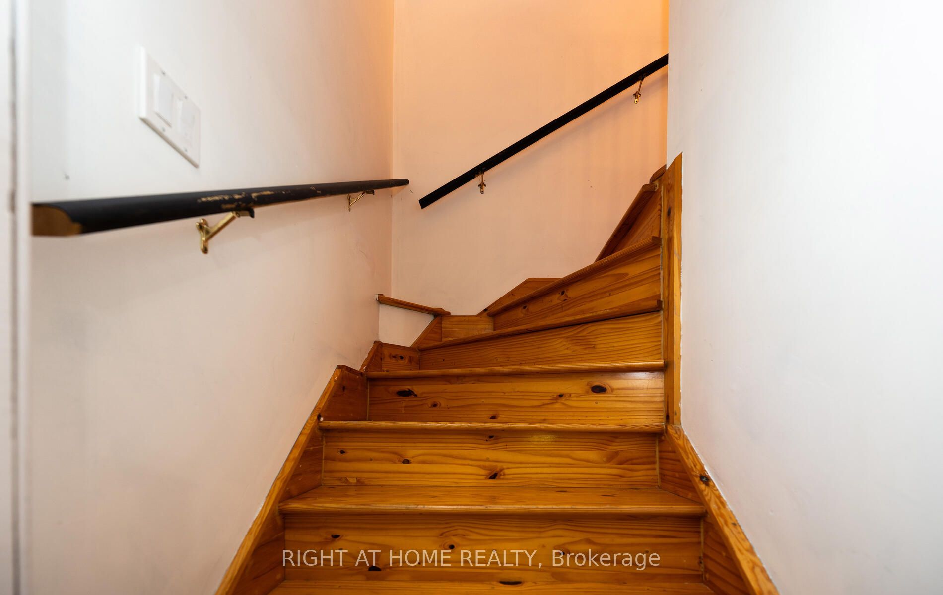 2319 Wildwood Cres