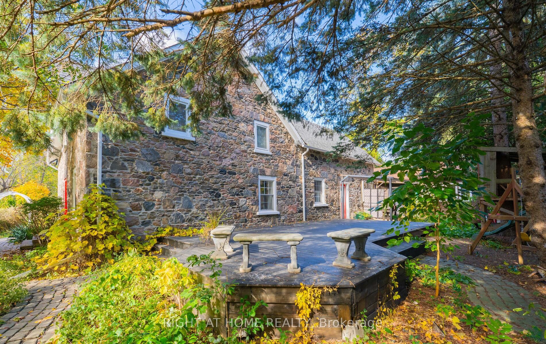 2319 Wildwood Cres