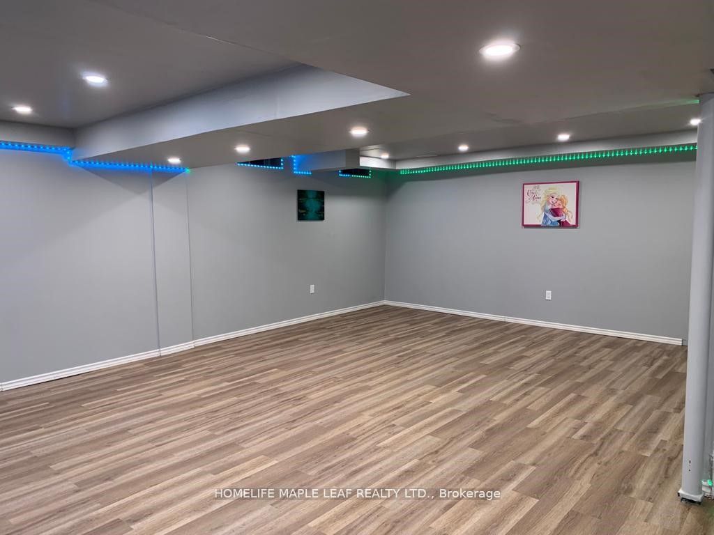 350 Lakebreeze Drive #8