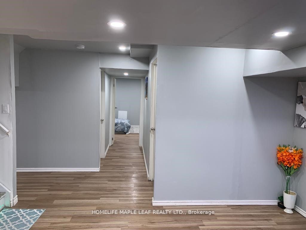 350 Lakebreeze Drive #8