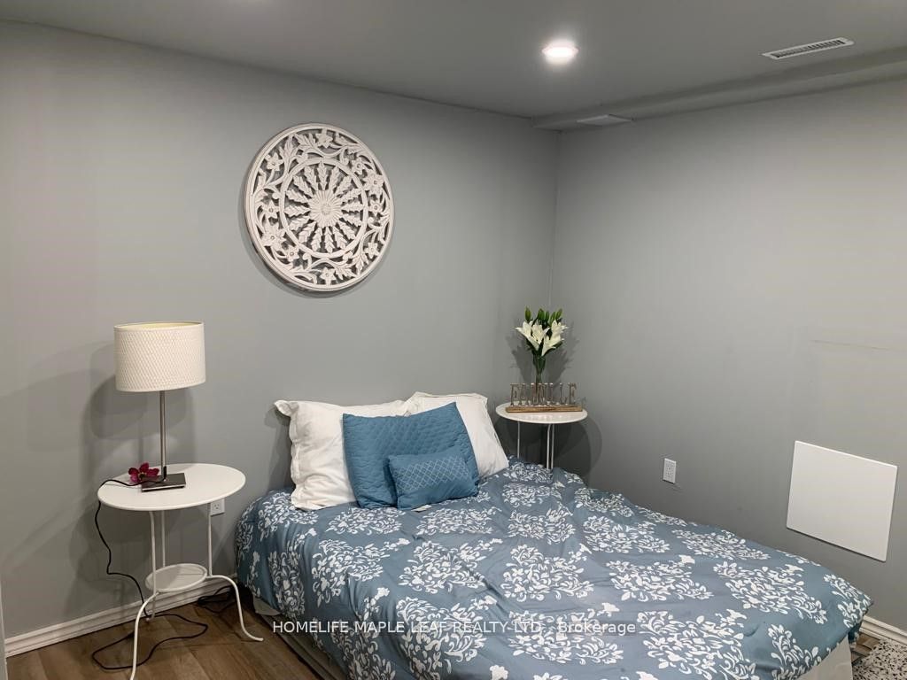 350 Lakebreeze Drive #8