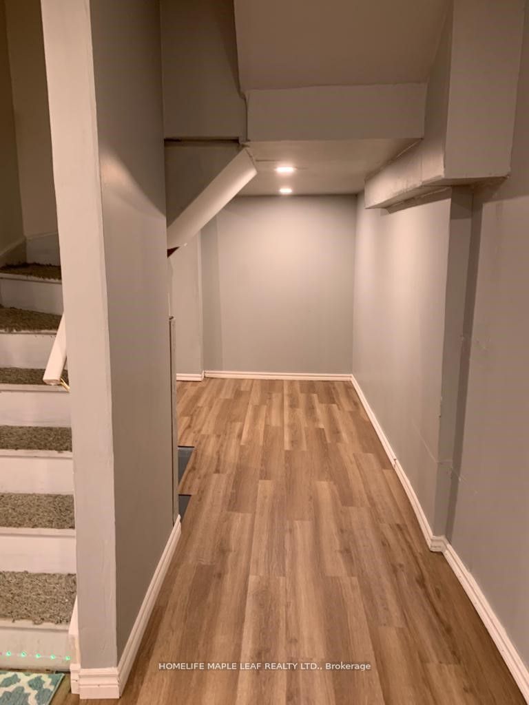 350 Lakebreeze Drive #8