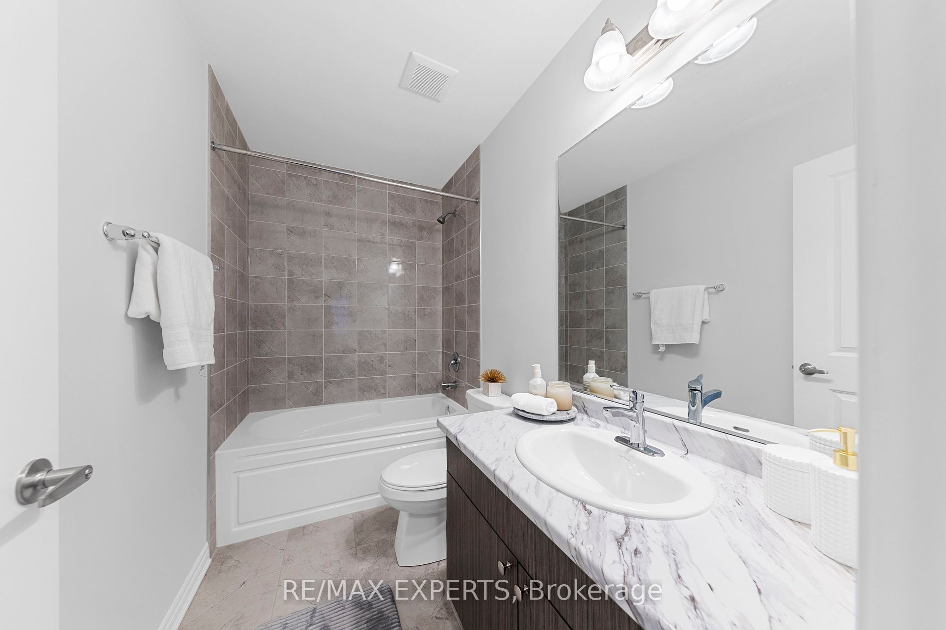 1508 Honey Locust Pl
