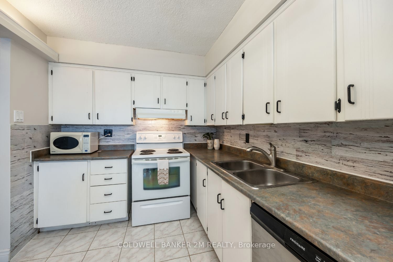 3380 Eglinton Ave E, #1806