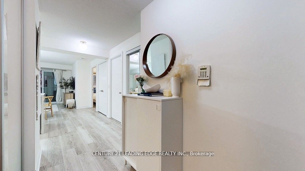 125 Village Green Sq, #806