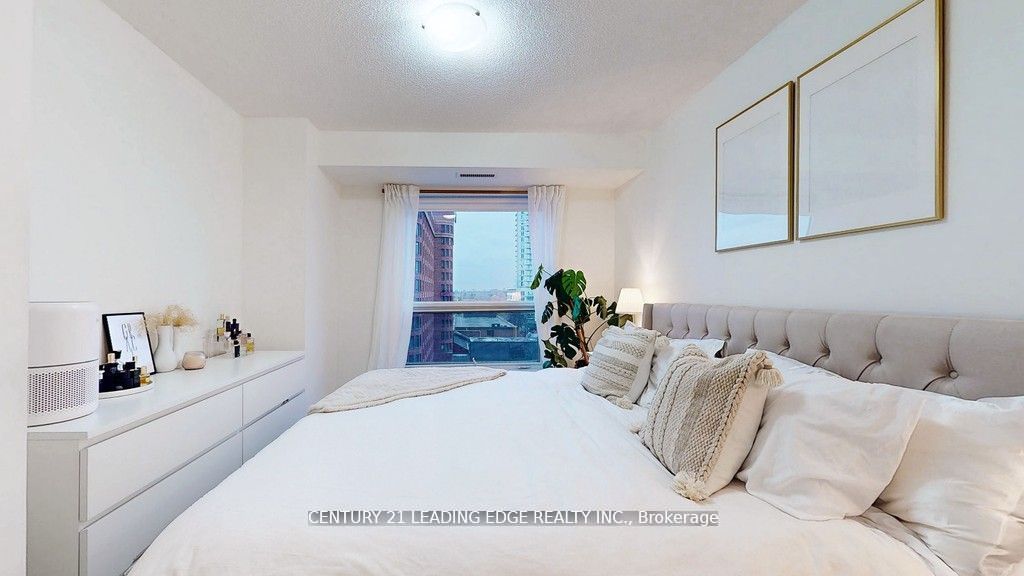 125 Village Green Sq, #806