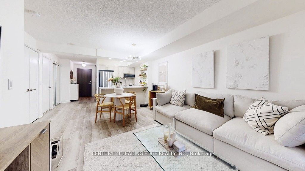 125 Village Green Sq, #806