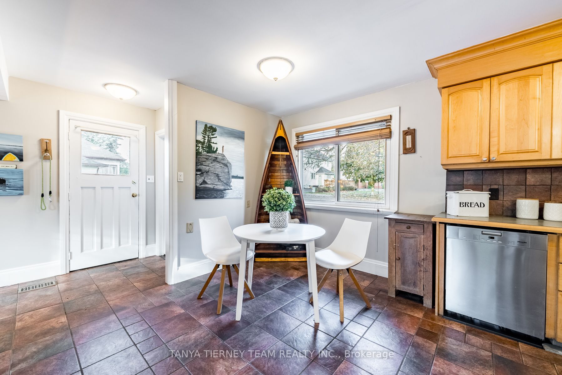 76 Bagot St