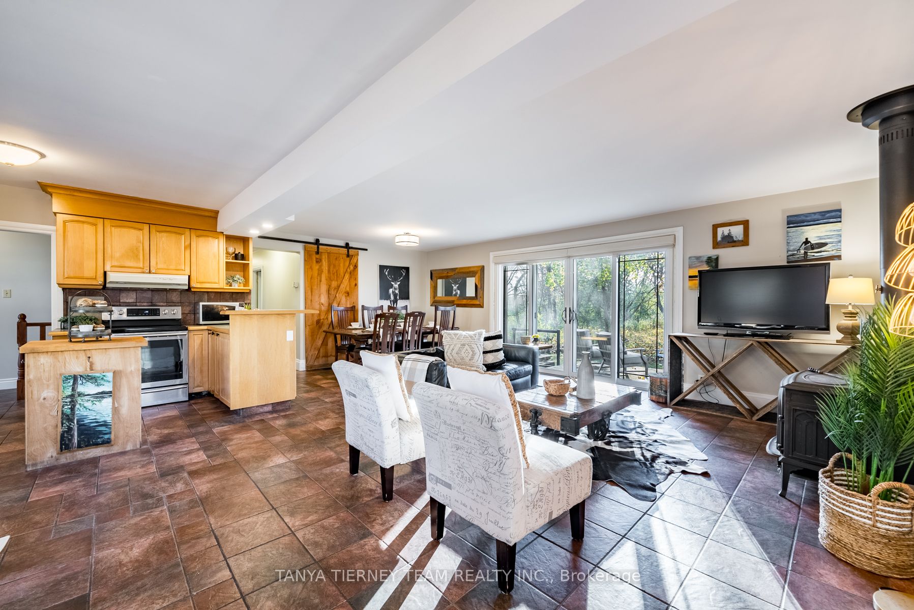 76 Bagot St