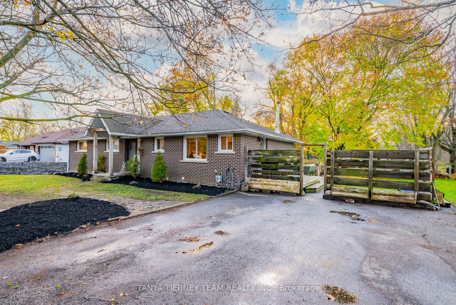 76 Bagot St