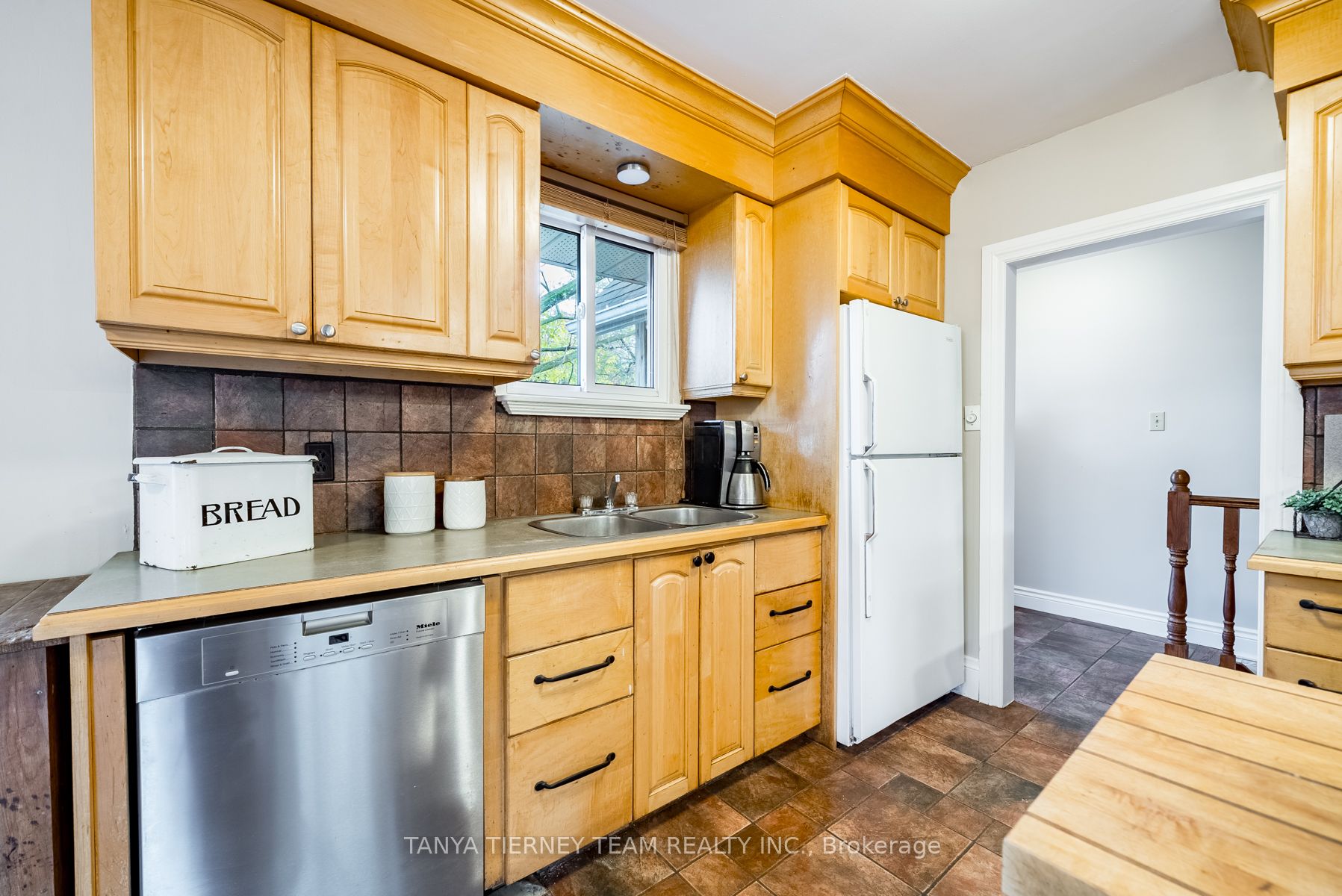 76 Bagot St