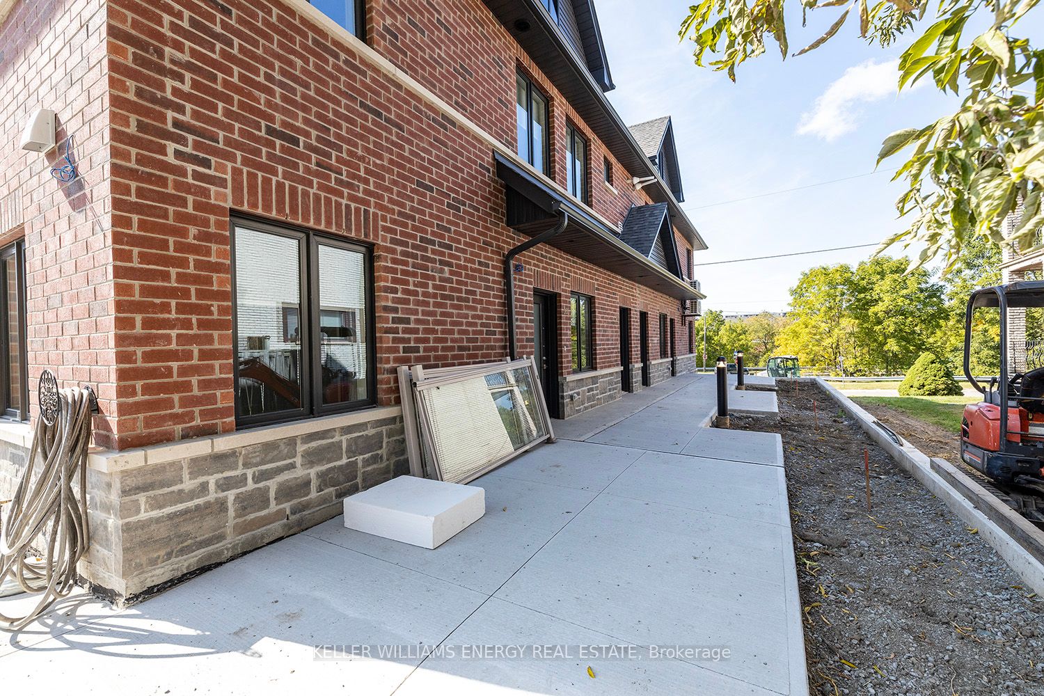 750 King St E, ##105