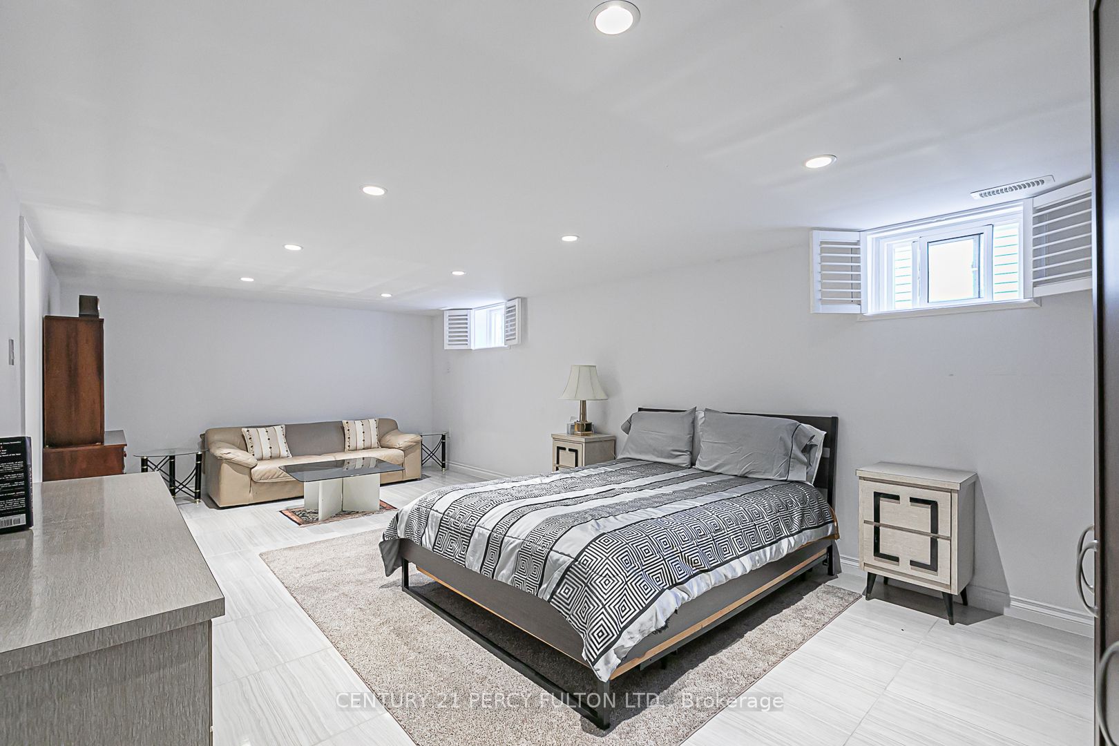 21 Willowhurst Cres E