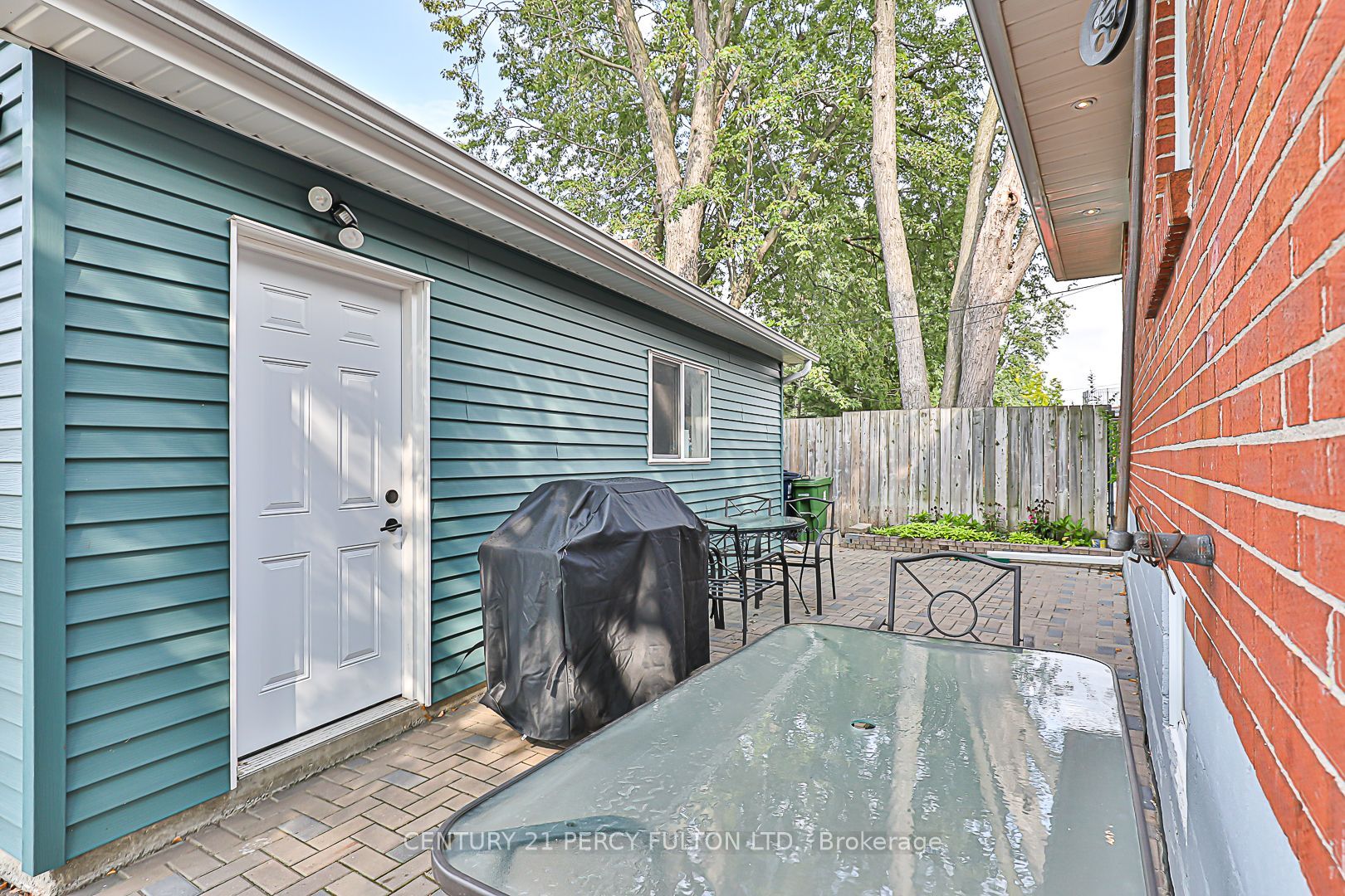 21 Willowhurst Cres E