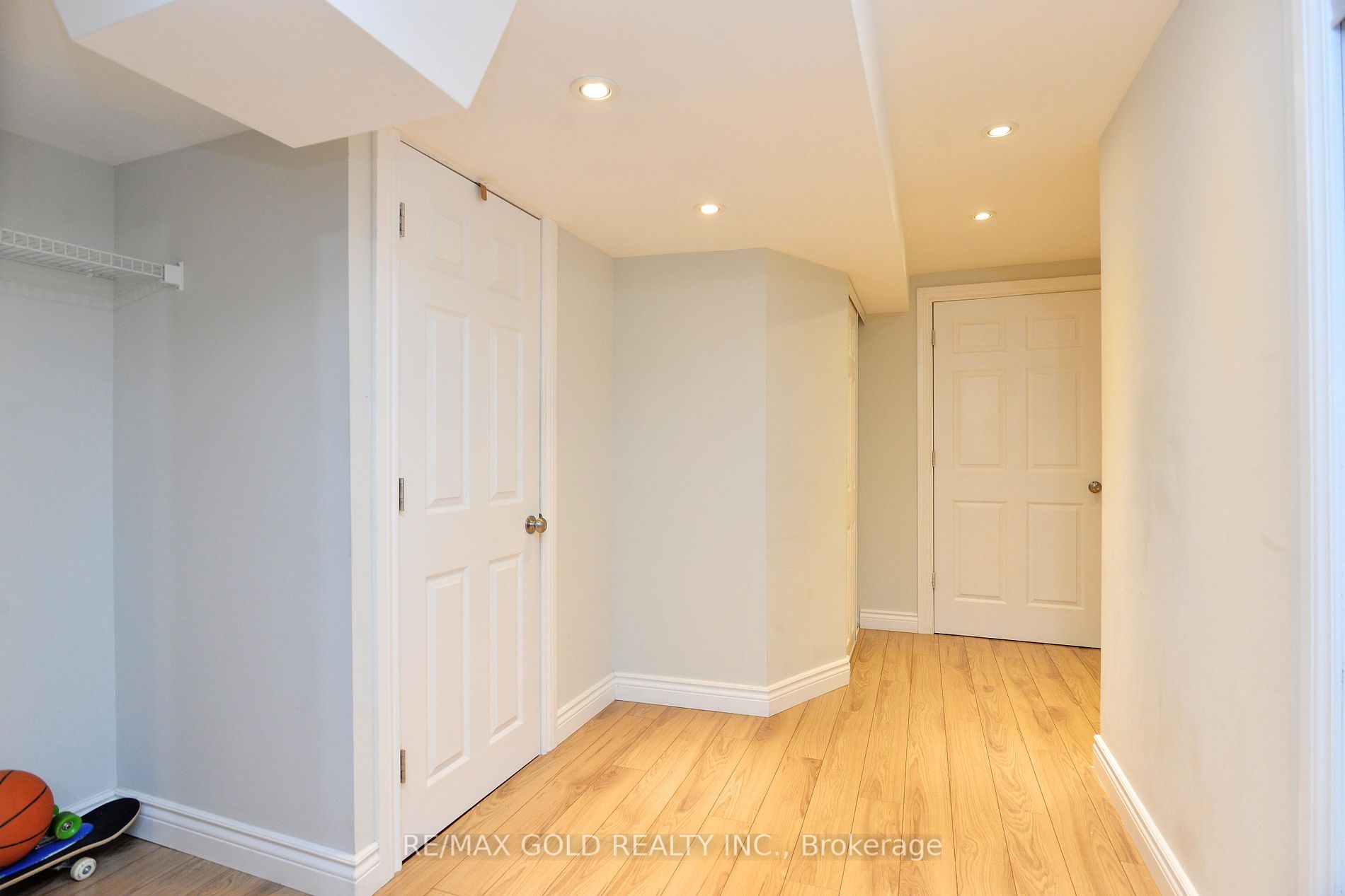111 Whitefoot Cres