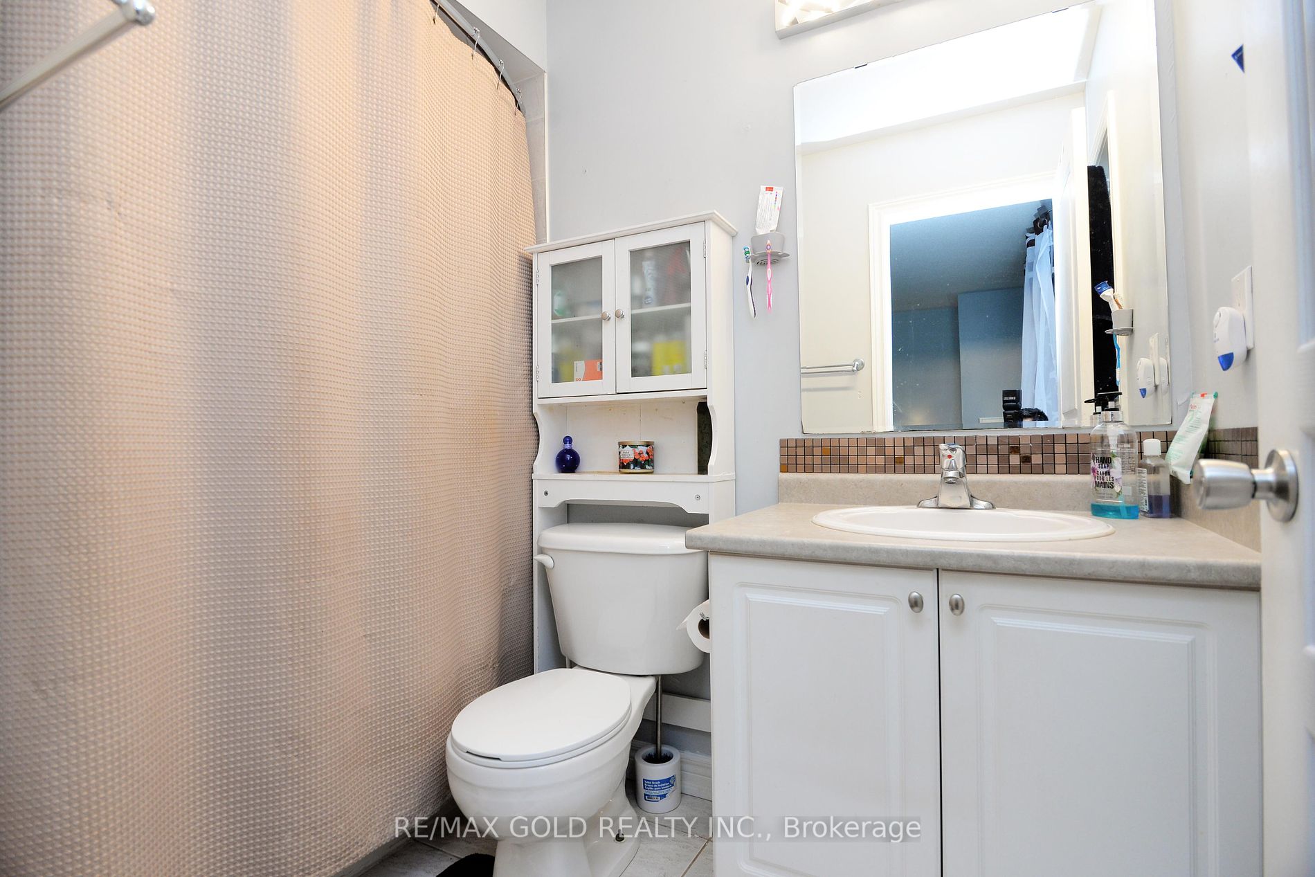111 Whitefoot Cres