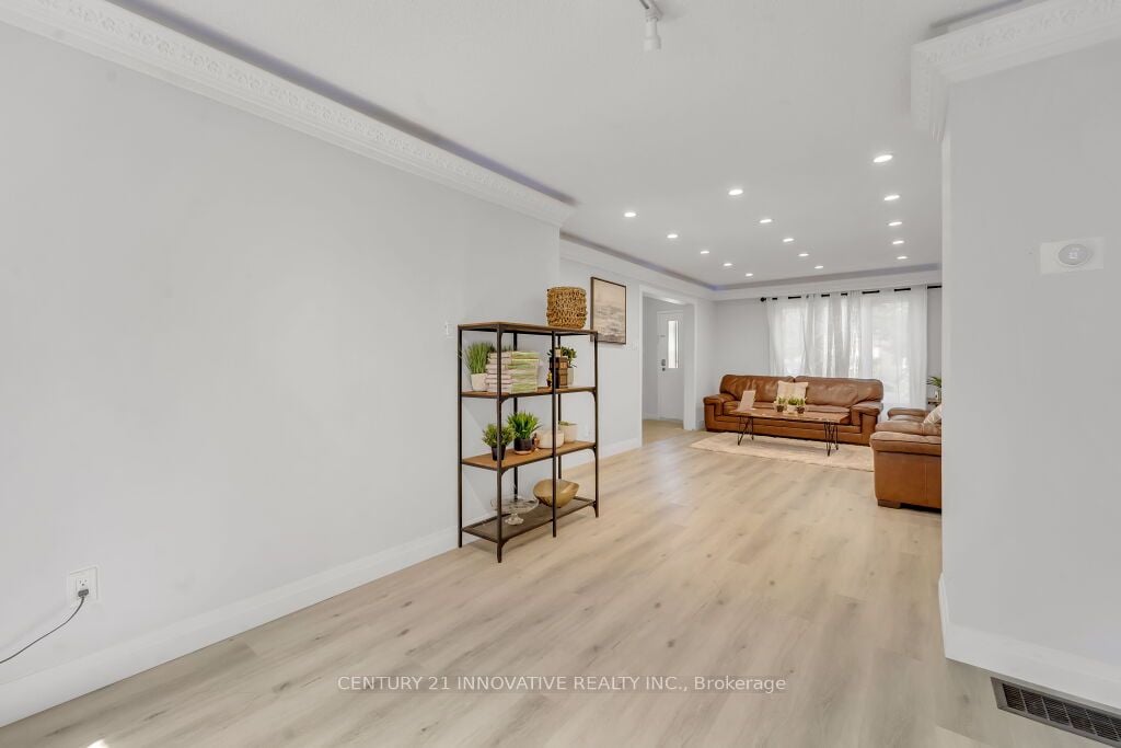 80 Coxworth Cres
