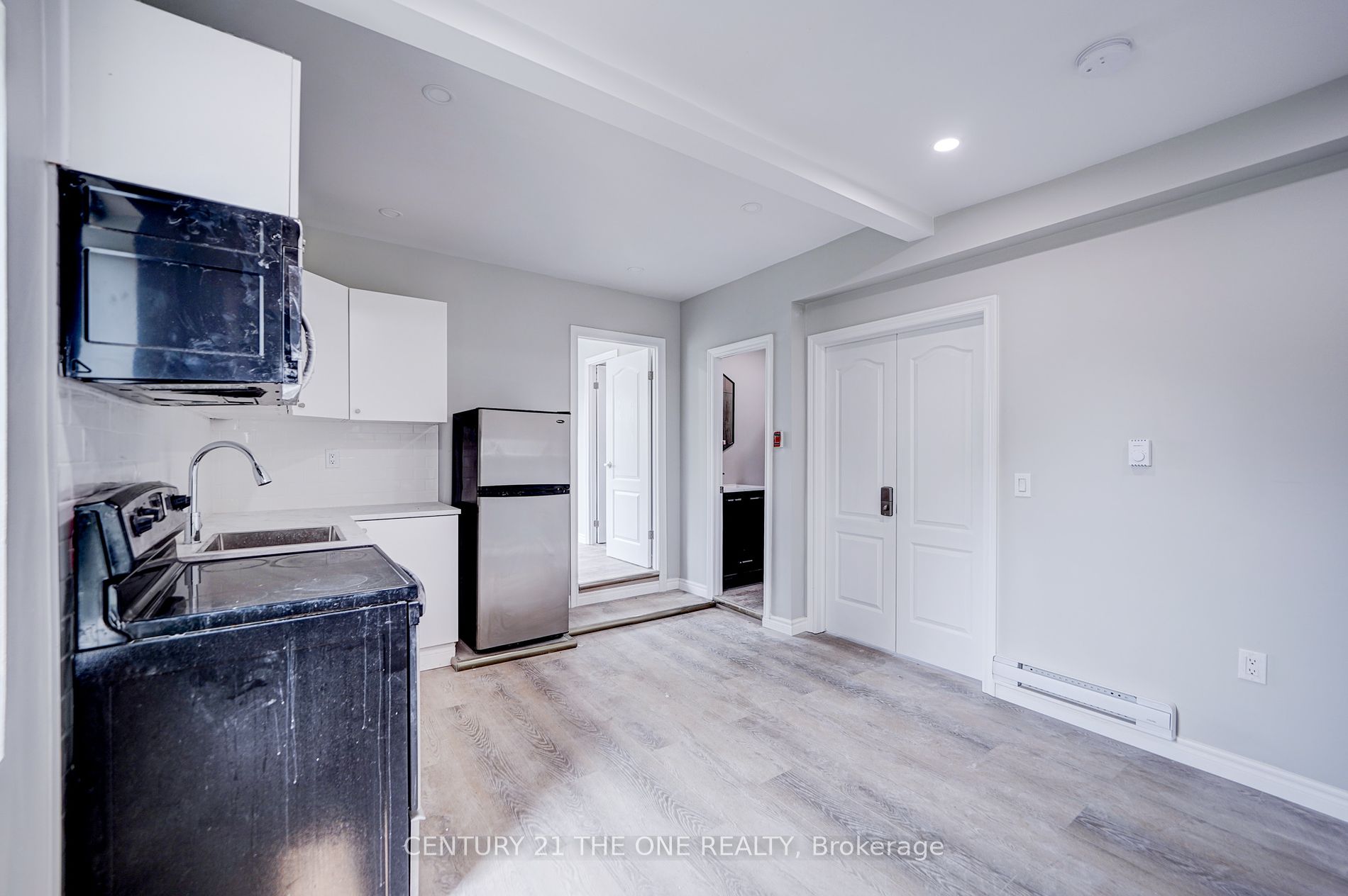 850 Carlaw Avenue, #3rd Flr