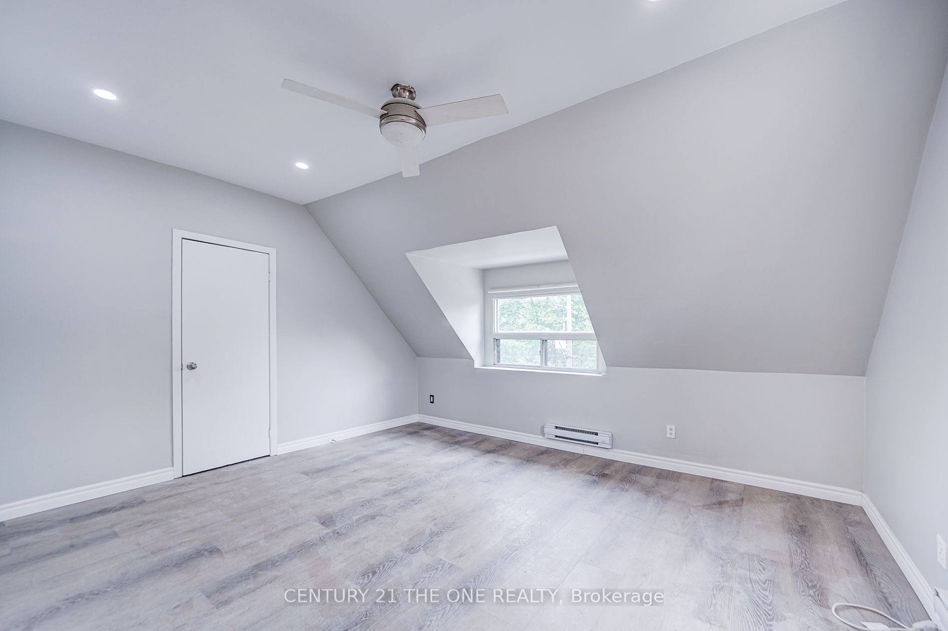 850 Carlaw Avenue, #3rd Flr