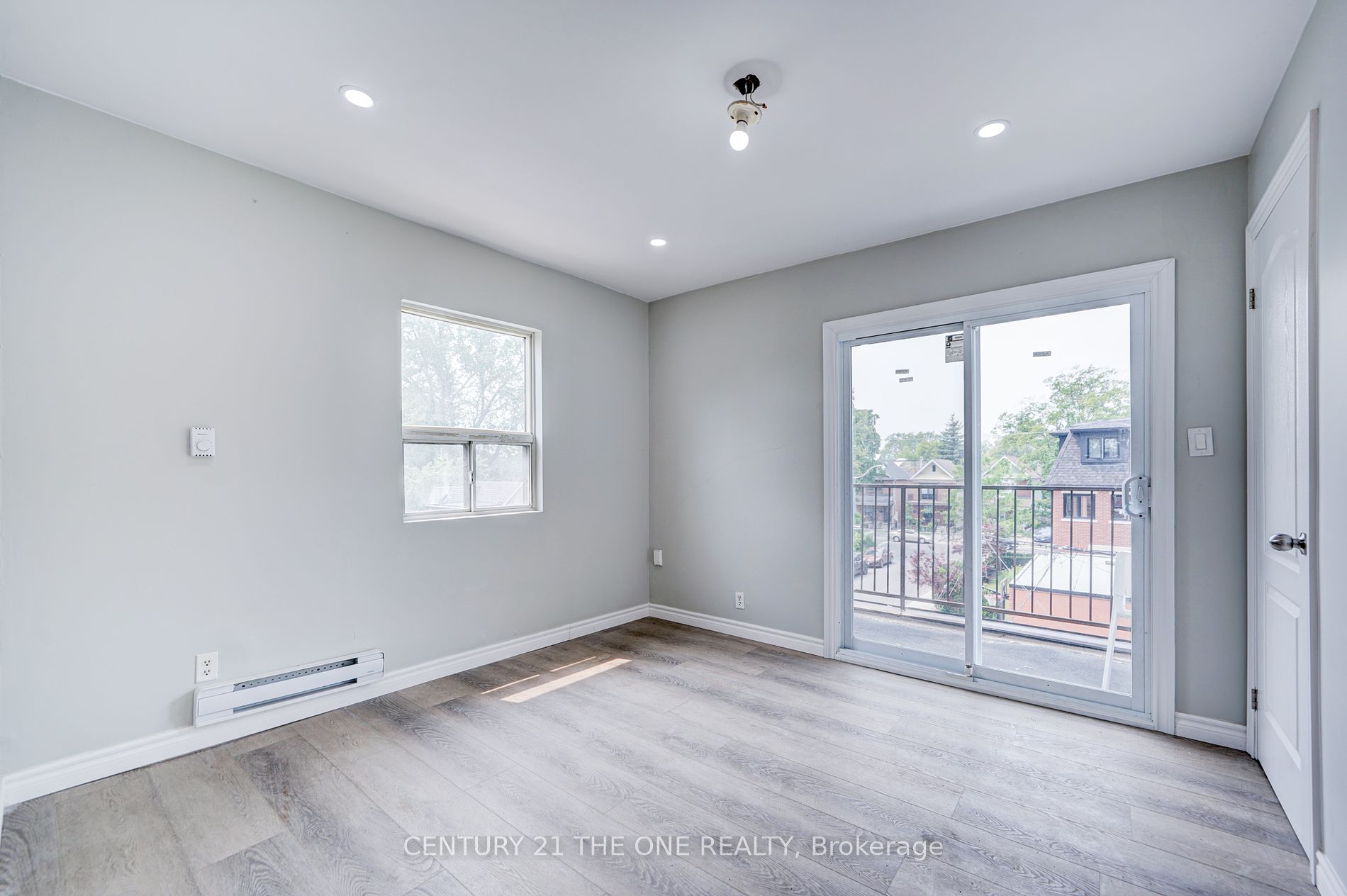 850 Carlaw Avenue, #3rd Flr