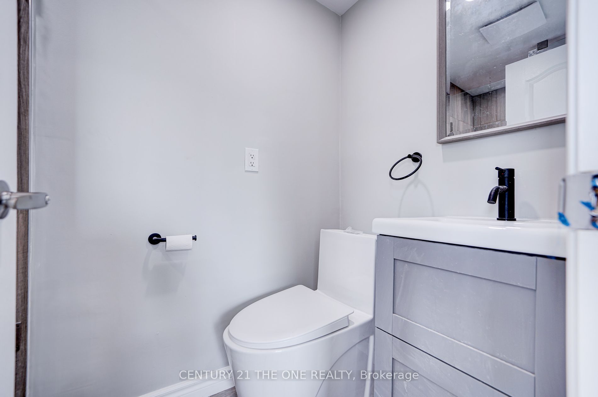 850 Carlaw Avenue, #3rd Flr