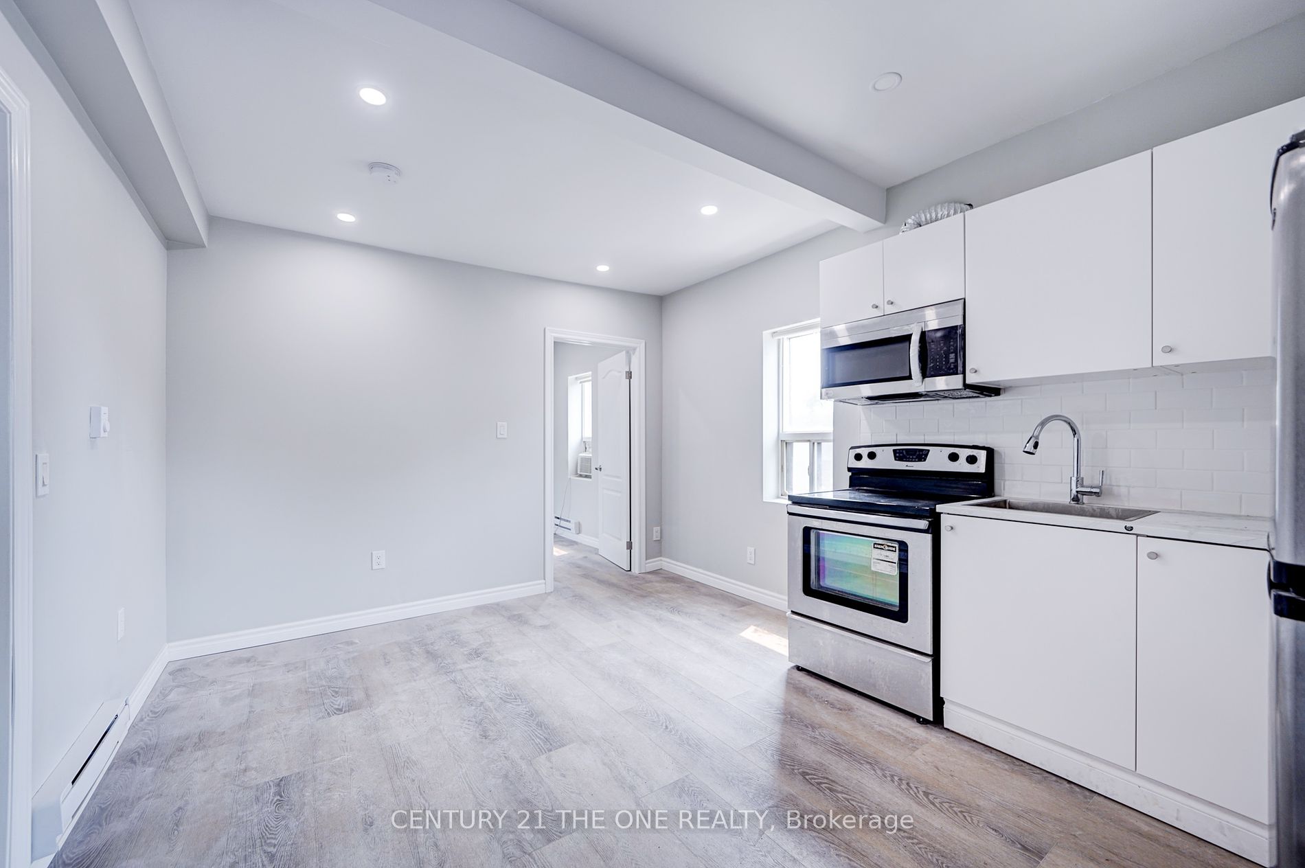 850 Carlaw Avenue, #3rd Flr