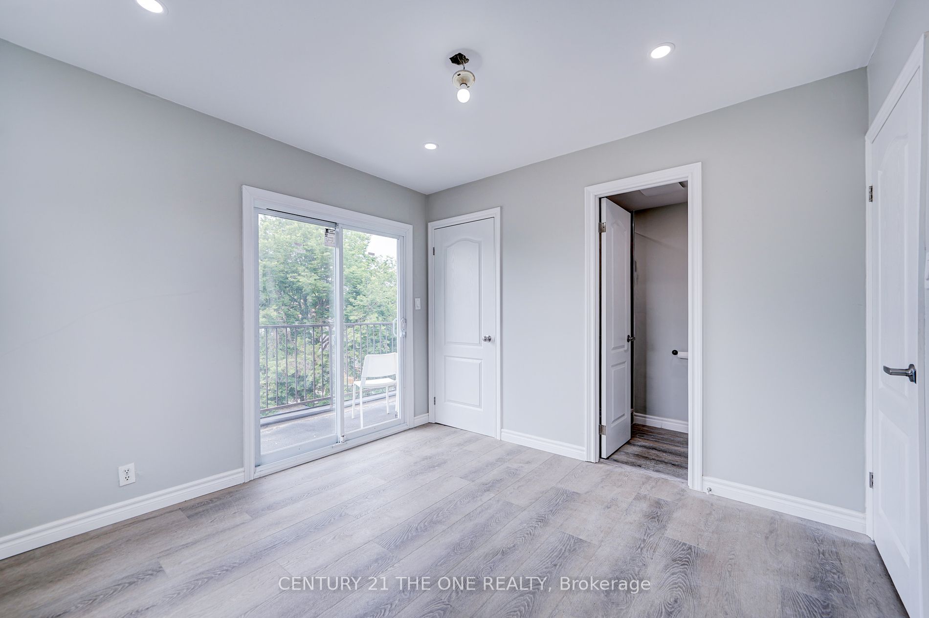 850 Carlaw Avenue, #3rd Flr