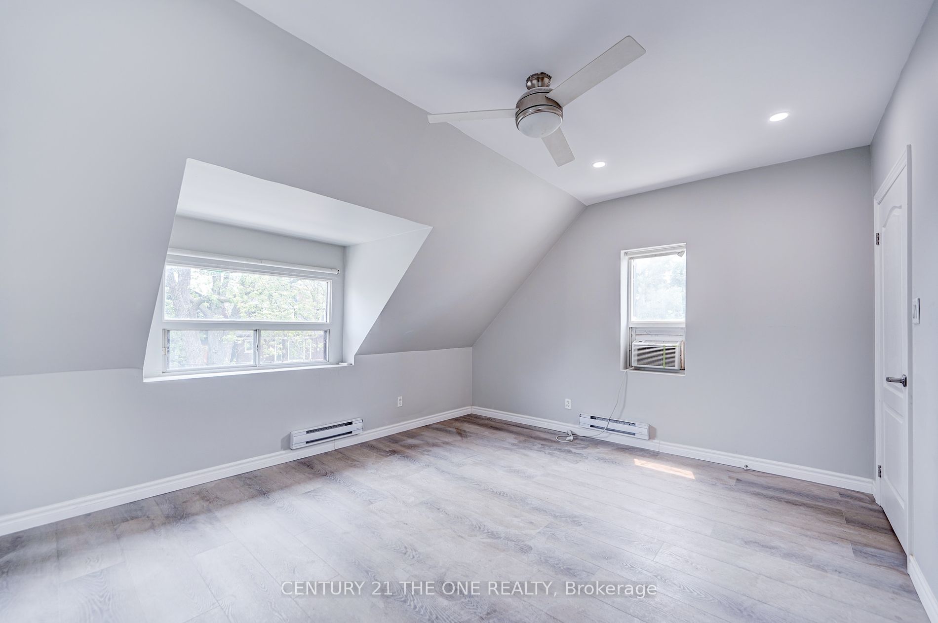 850 Carlaw Avenue, #3rd Flr