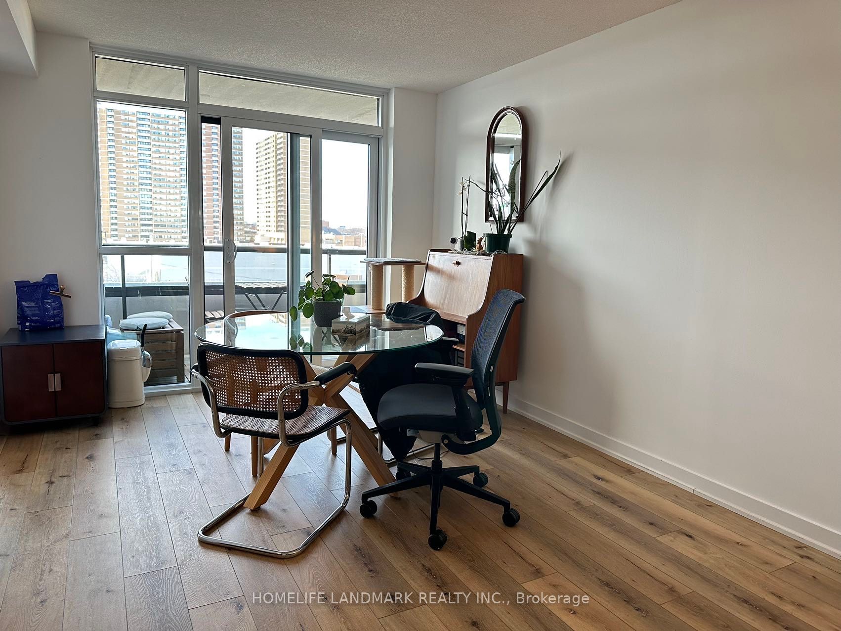 8 Trent Ave, #406