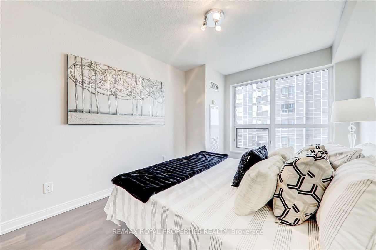 255 Village Green Sq, #2103