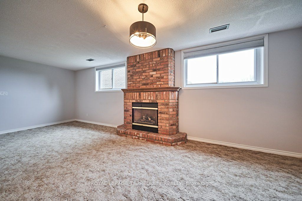 83 Sherwood Road E