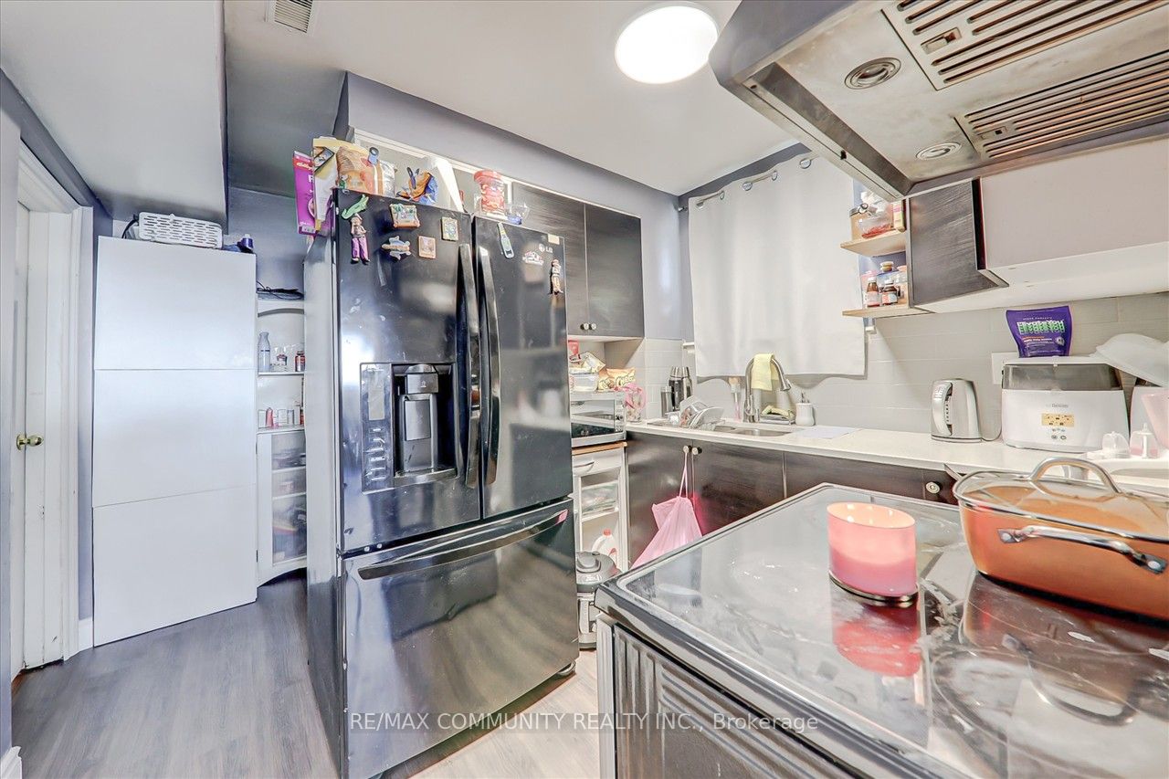 51 Wentworth St W