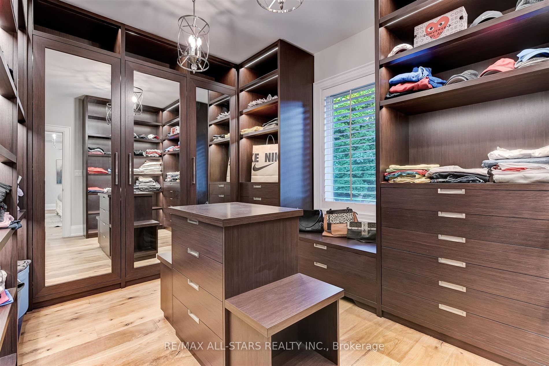 7 Brinloor Blvd