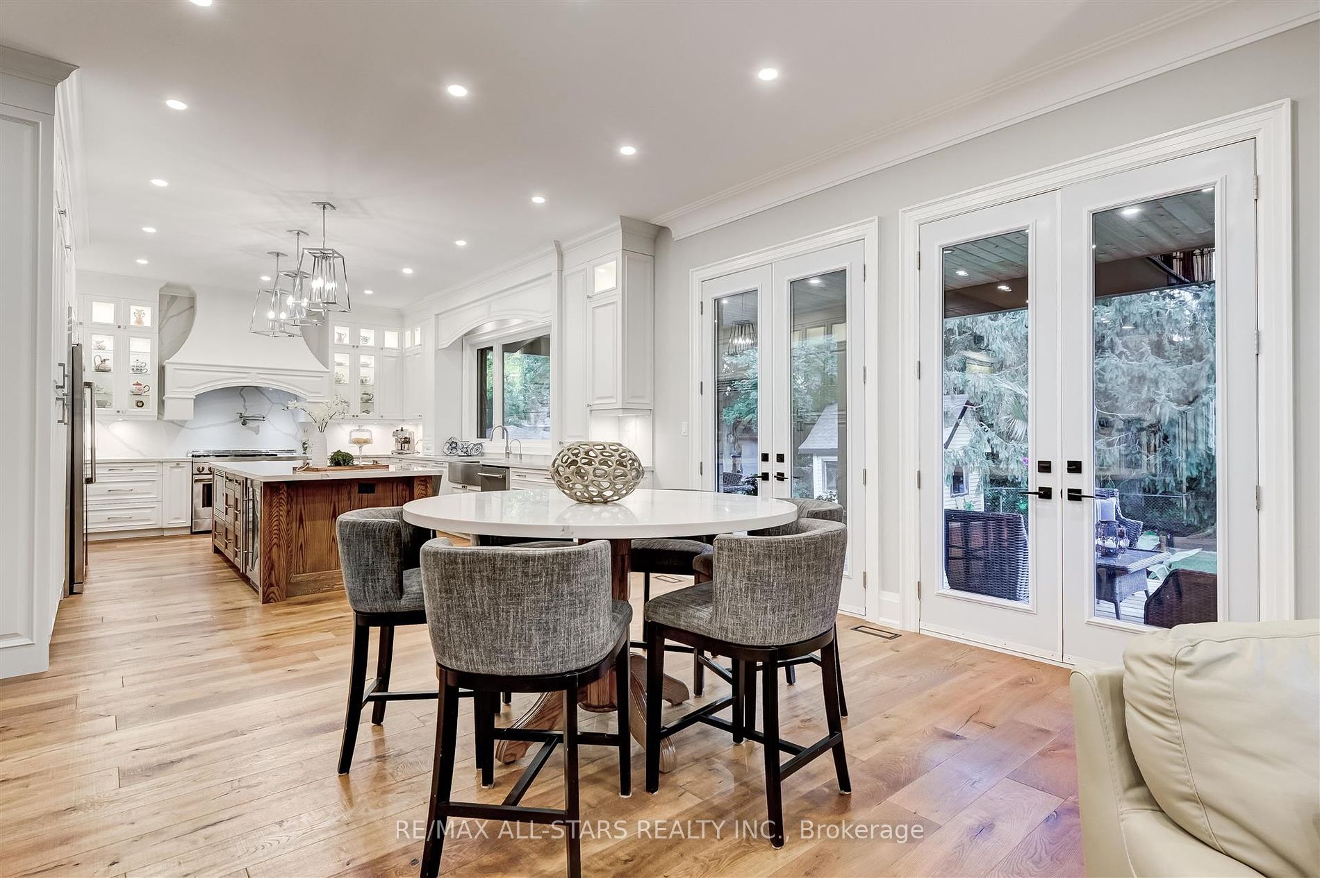 7 Brinloor Blvd