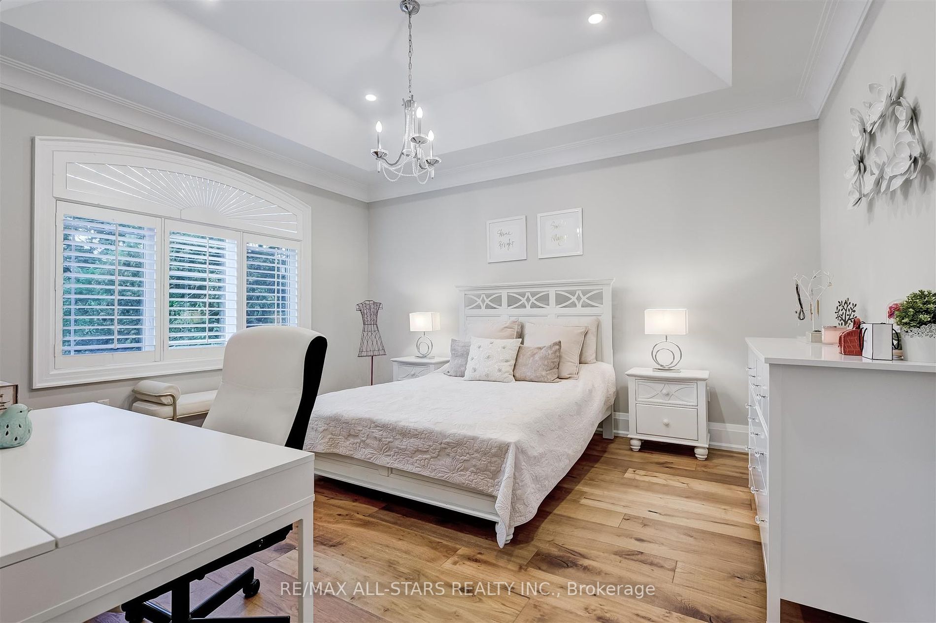 7 Brinloor Blvd
