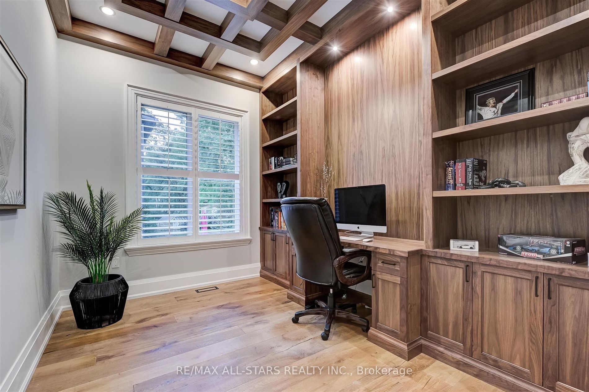 7 Brinloor Blvd
