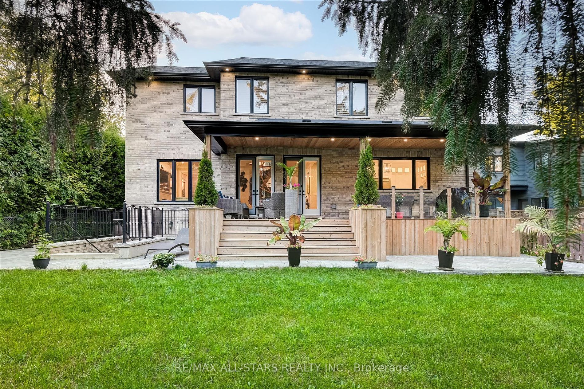 7 Brinloor Blvd