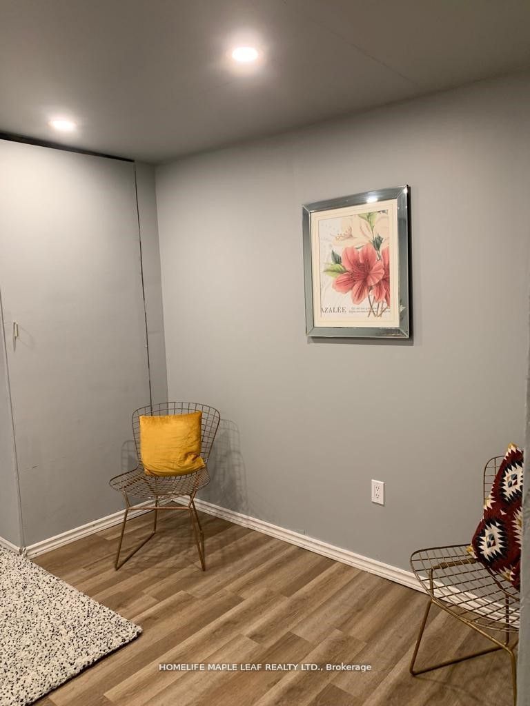 350 Lakebreeze Drive #8