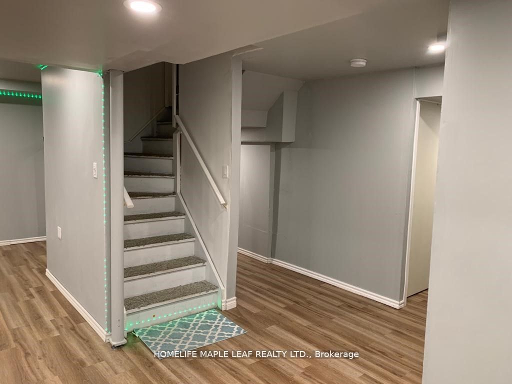 350 Lakebreeze Drive #8