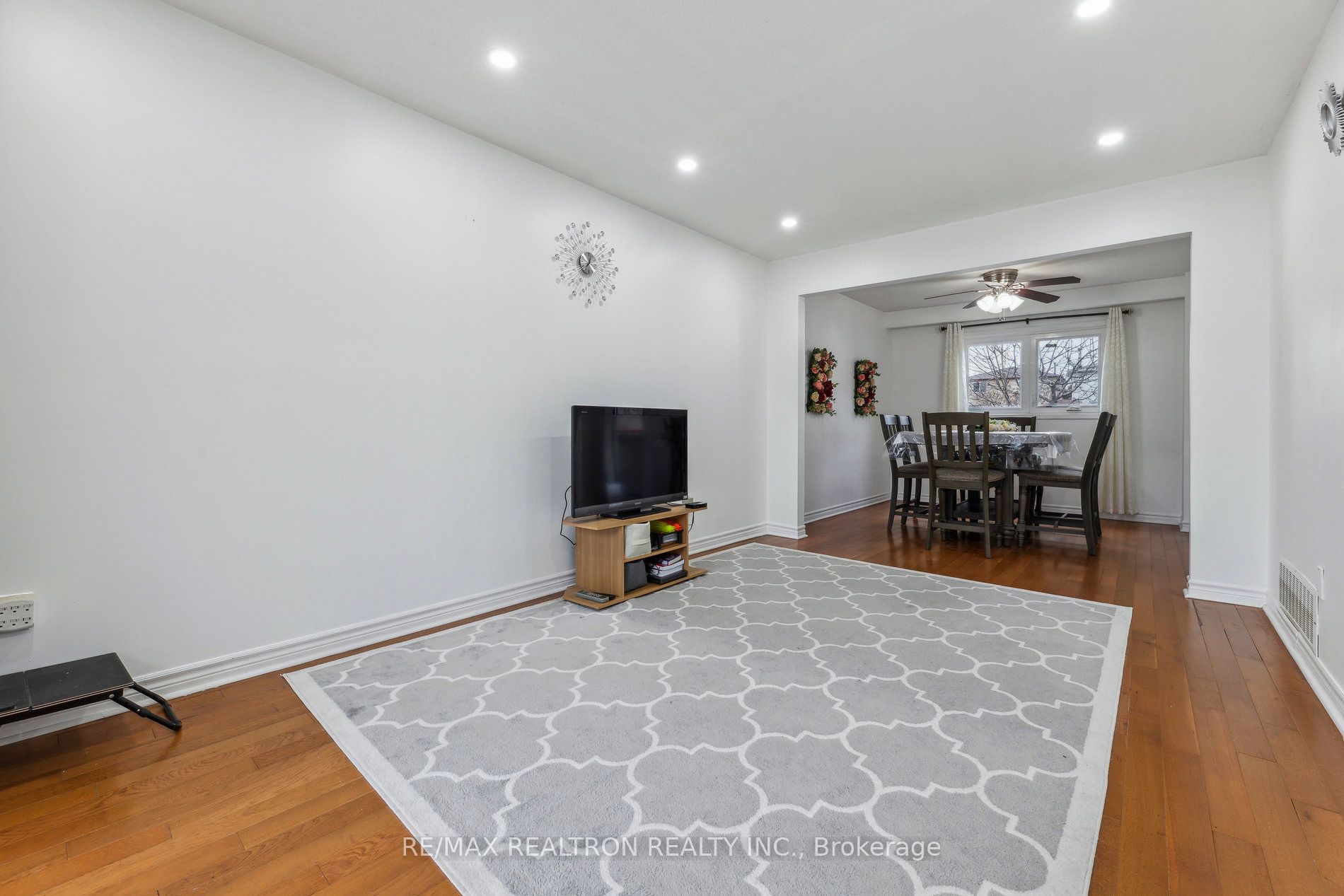 18 Charlton Cres