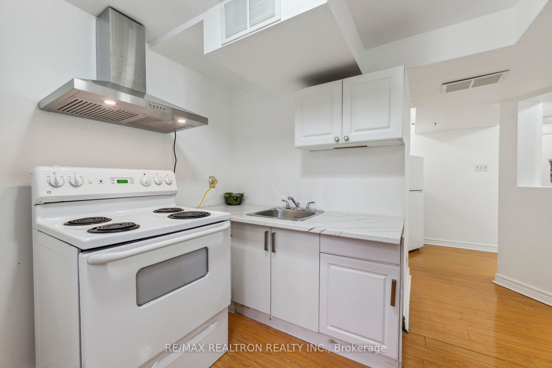 18 Charlton Cres