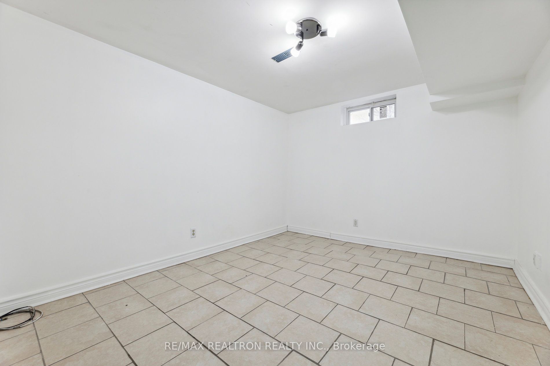 18 Charlton Cres