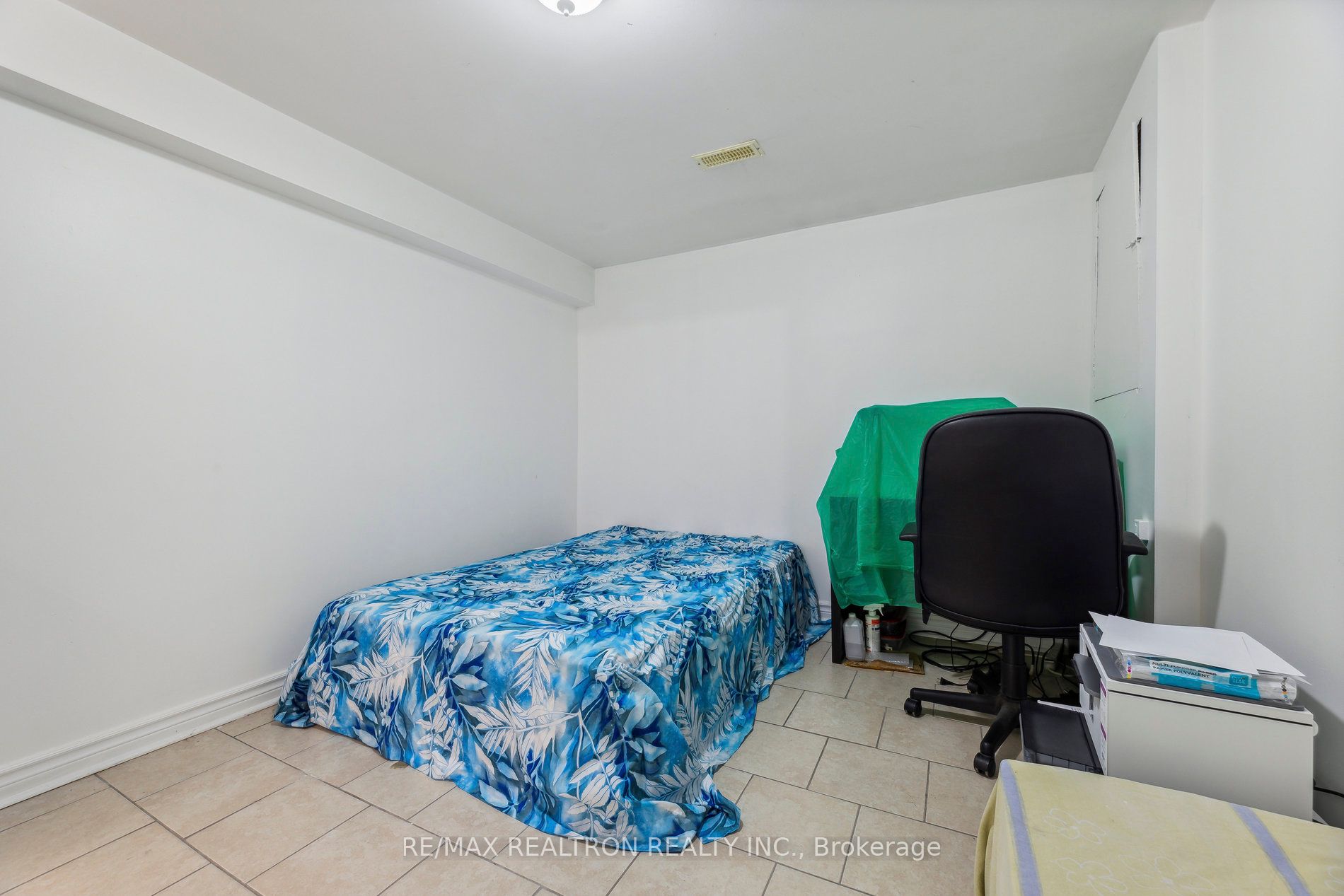 18 Charlton Cres