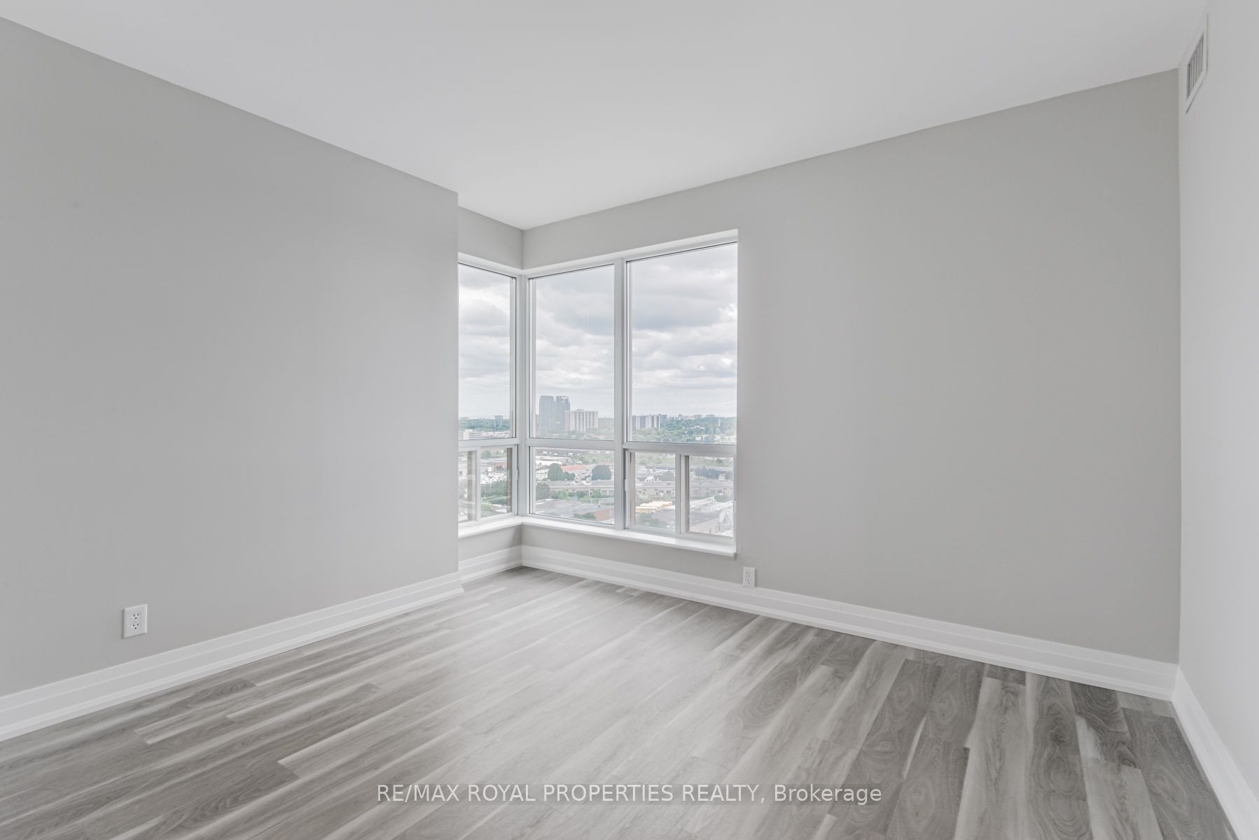 1 Lee Centre Dr, #2106