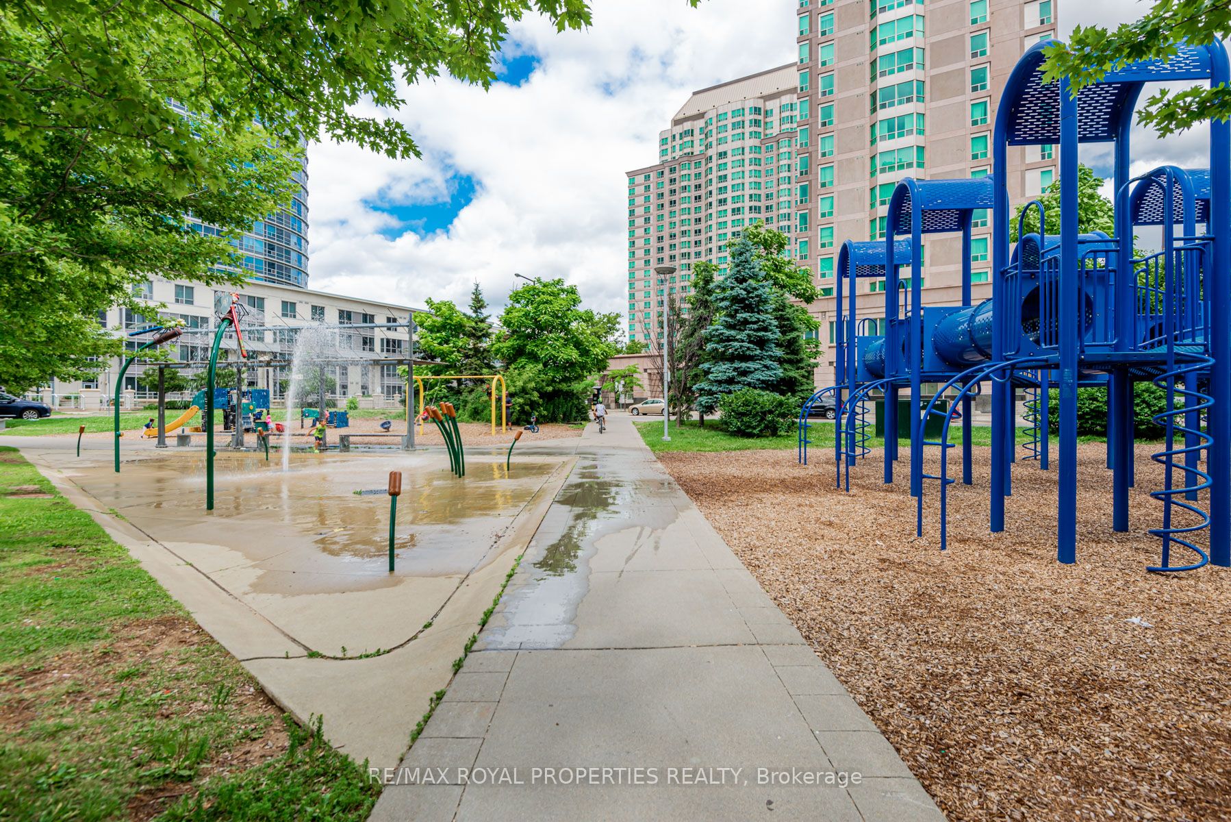 1 Lee Centre Dr, #2106